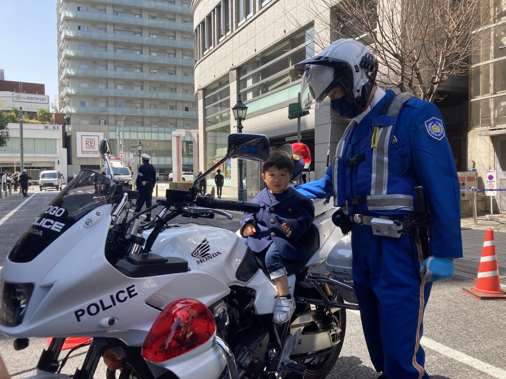 春の全国交通安全運動 子どもたちを事故から守る！神戸・生田警察署と「ファミリア」親子で参加、コラボイベント | ラジトピ ラジオ関西トピックス